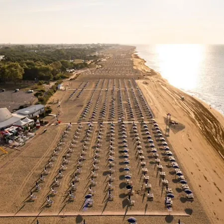 דירה Quiet With Terrace